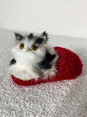 5/$35 Vintage Tiny Fur Cat Kitten In A Red Crochet Slipper Trinket Figurine